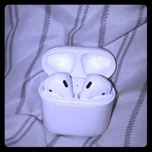 iPhone ear pod